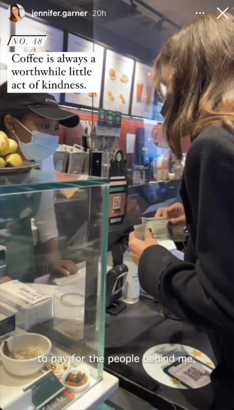 Jennifer Garner paid it forward for her fellow Starbucks customers — and then left a generous tip for the store's crew members.