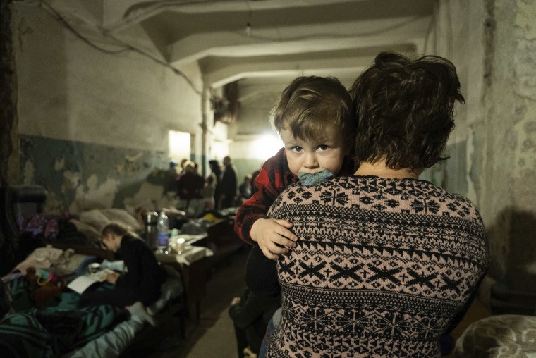 Una mujer sostiene a un niño en un refugio antibombas improvisado en Mariupol, Ucrania, el lunes 7 de marzo de 2022.