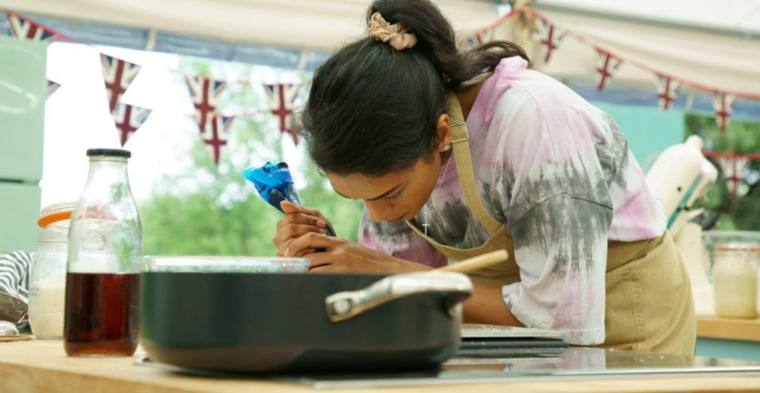 Me being very *precise* while buttercream-piping on "Bake Off."