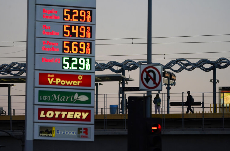 Los precios de la gasolina se anuncian a más de cinco dólares el galón, el 28 de febrero de 2022, en Los Ángeles. 