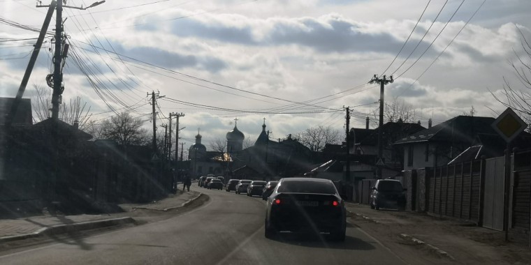 A photo of cars fleeing Ukraine, heading towards the Ukraine-Poland border.
