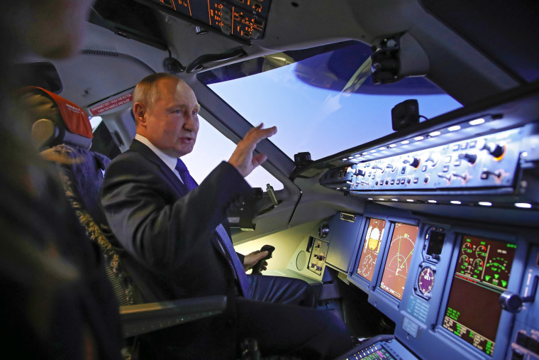 El presidente ruso Vladimir Putin se sienta en la cabina de un simulador de avión mientras visita la Escuela de Aviación Aeroflot en las afueras de Moscú, Rusia, el sábado 5 de marzo de 2022.