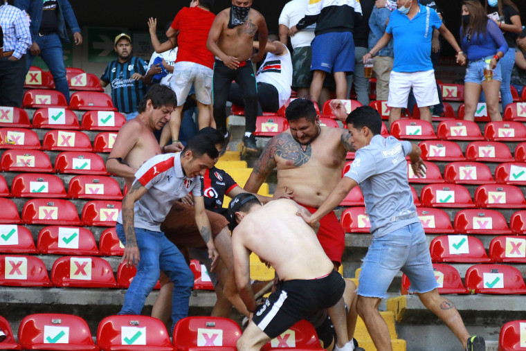 Un grupo de hinchas pelean en las graderías del estadio La Corregidora, en Querétaro. Los disturbios dejaron un saldo de 22 heridos, dos de ellos graves.