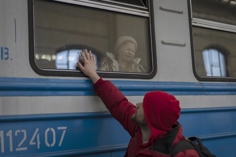Ucranianos desplazados toman un tren con destino a Polonia desde Lviv, en el este del país, el martes 22 de marzo de 2022. La agencia de refugiados de la ONU dice que más de 3.5 millones de personas han huido de Ucrania desde la invasión de Rusia.