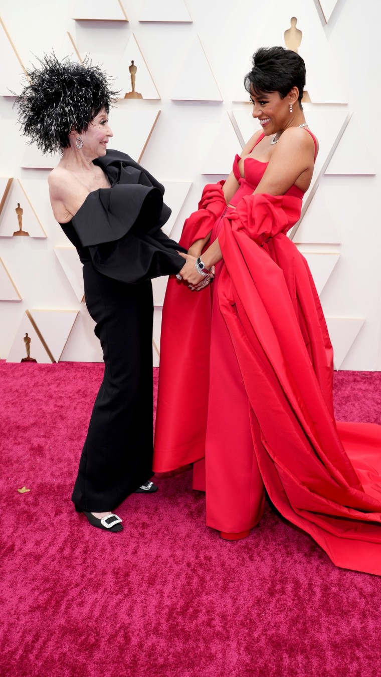 Rita Moreno y Ariana DeBose en la alfombra roja de los premios Oscar 2022