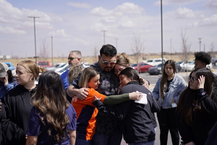 Familiares y amigos de Jackson Zinn, una de las víctimas del trágico choque en una carretera de Texas que dejó nueve muertos, asisten a una ceremonia en su honor en Hobbs, Nuevo México, el 17 de marzo de 2022.