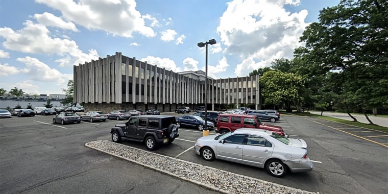 El edificio en 25 Commerce Dr., Cranford, Nueva Jersey, figuraba como la dirección de la institución.
