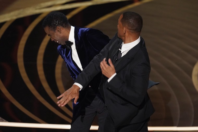 Momento en que Will Smith  (derecha) le pega un puñetazo a Chris Rock durante la ceremonia de los Oscar, este domingo en el Dolby Theatre de Los Angeles.