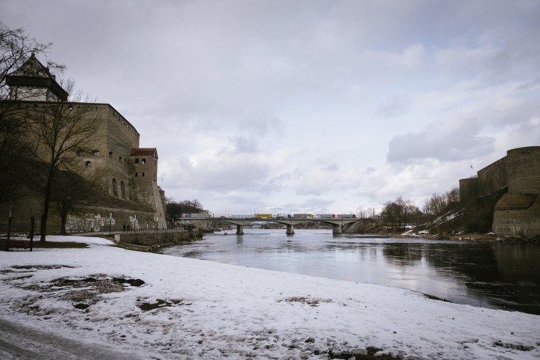 Sông Narva ngăn cách Estonia với Nga.