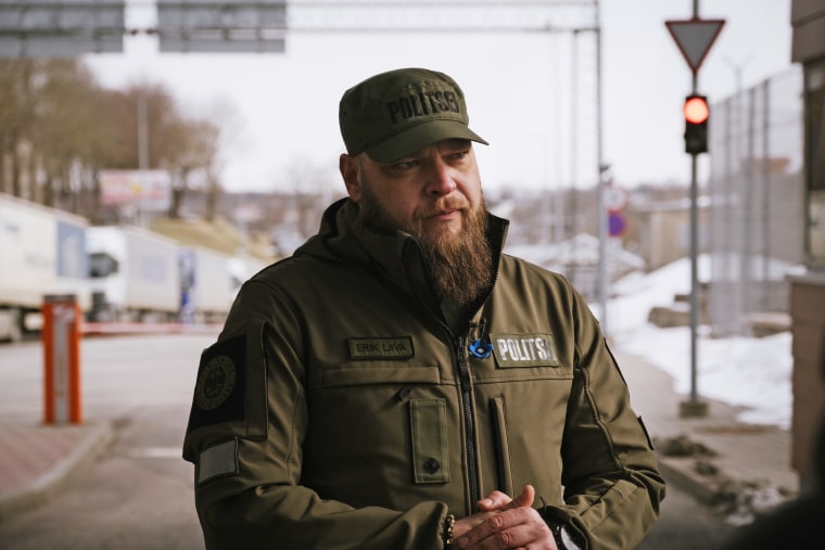 L'officier de police erik liiva au poste frontière de narva où l'estonie rencontre la russie.