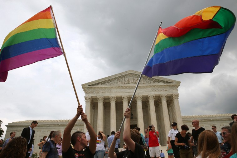 Photo: Les gens célèbrent devant la Cour suprême suite à la décision en faveur du mariage homosexuel le 26 juin 2015.