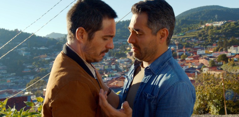 Mauricio Ochmann as Tomás and Omar Chaparro as Jero in the comedy “¿Y Cómo Es Él?”.