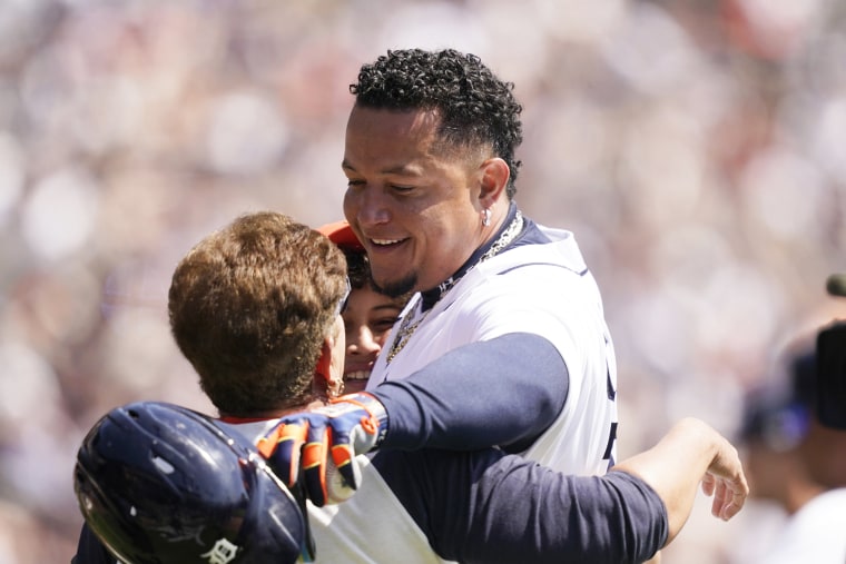 Tigers' Miguel Cabrera joins 3,000-hit club