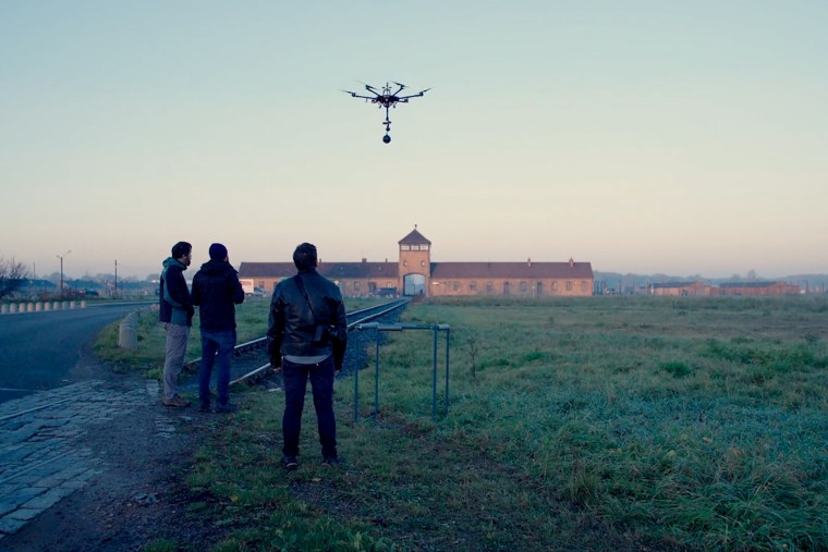 Dronų operatoriai ruošiasi filmuoti Aušvicą.