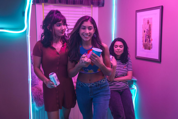 Rowan Blanchard vai Paige, Isabella Ferreira vai Gabriela và Auli'i Cravalho vai AJ trong "Người mình thích" trên Hulu.