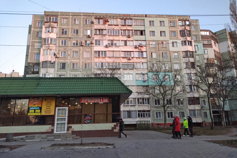 Pedoni in una delle strade di Tiraspol il 2 aprile 2022.