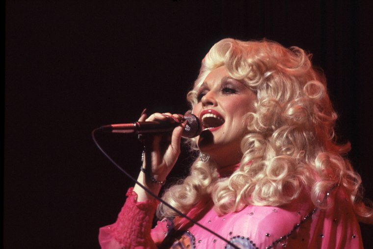  Dolly Parton performs in Chicago on Nov. 2, 1977.
