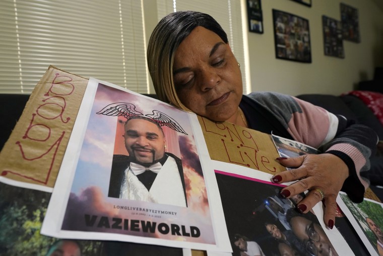 Penelope Scott sostiene una foto de su hijo, De'vazia Turner, una de las víctimas mortales del tiroteo masivo en Sacramento.