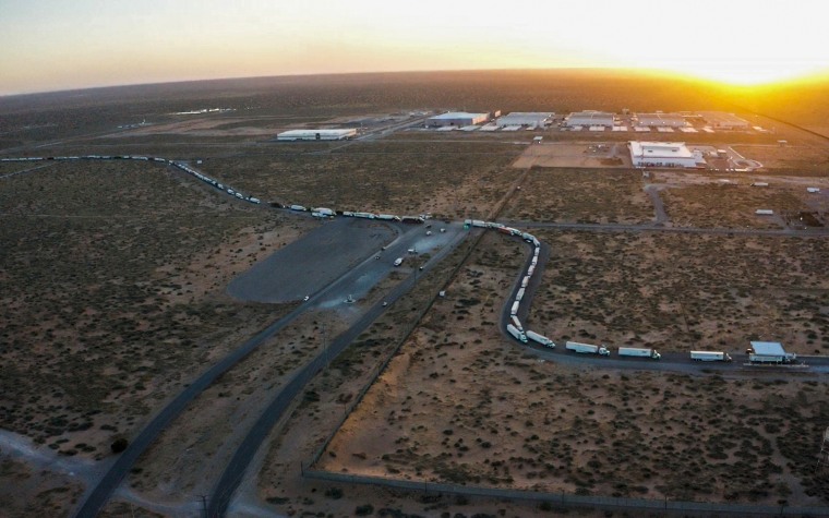 Camioneros bloquean la entrada en el cruce fronterizo de Santa Teresa, en Ciudad Juárez, México, colindante con Nuevo México, el 12 de abril de 2022.
