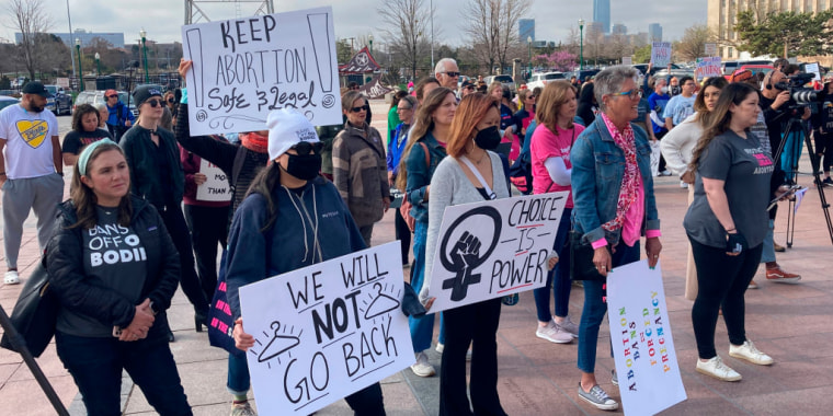 Los defensores del derecho al aborto se reúnen frente al Capitolio de Oklahoma el martes para protestar contra varios proyectos de ley antiabortistas que están siendo considerados por la legislatura dirigida por el Partido Republicano.
