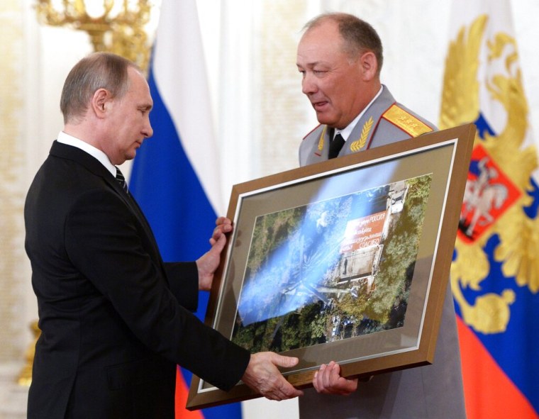 El presidente ruso Vladimir Putin y el general Alexander Dvornikov durante una ceremonia celebrada en el Kremlin, el 17 de marzo de 2016.