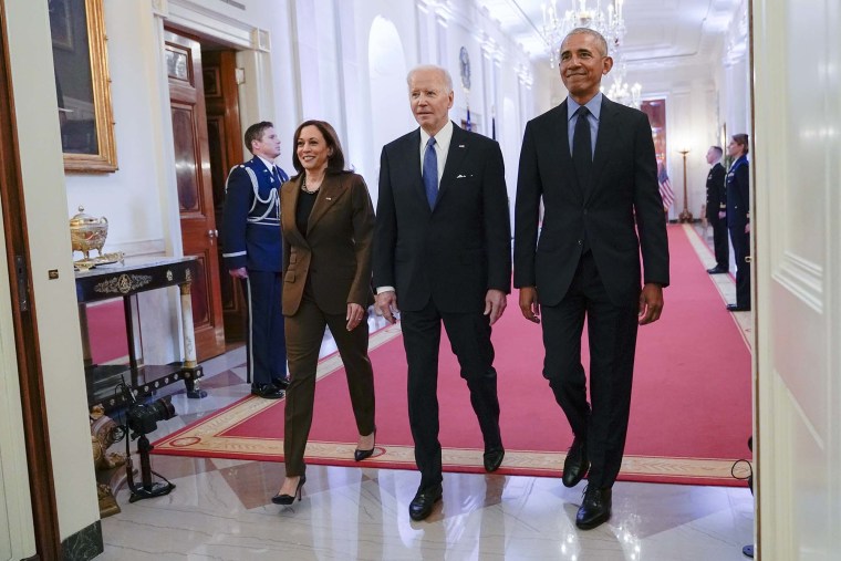 La vicepresidenta, Kamala Harris, el presidente, Joe Biden, y el expresidente Barack Obama llegan al  evento que marca el 12° aniversario de la Ley del Cuidado de Salud a Bajo Precio en la Casa Blanca en Washington.
