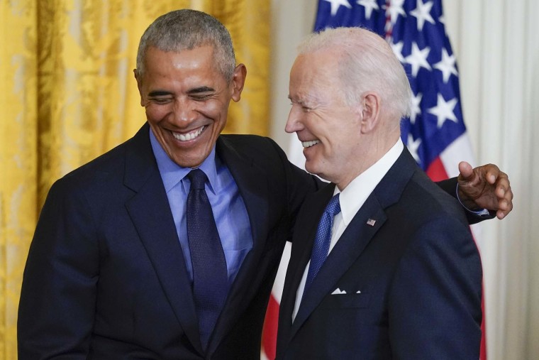El expresidente Barack Obama abraza al presidente, Joe Biden, después de que Biden hablara sobre la Ley del Cuidado de Salud a Bajo Precio, en el Salón Este de la Casa Blanca en Washington, el martes 5 de abril de 2022.