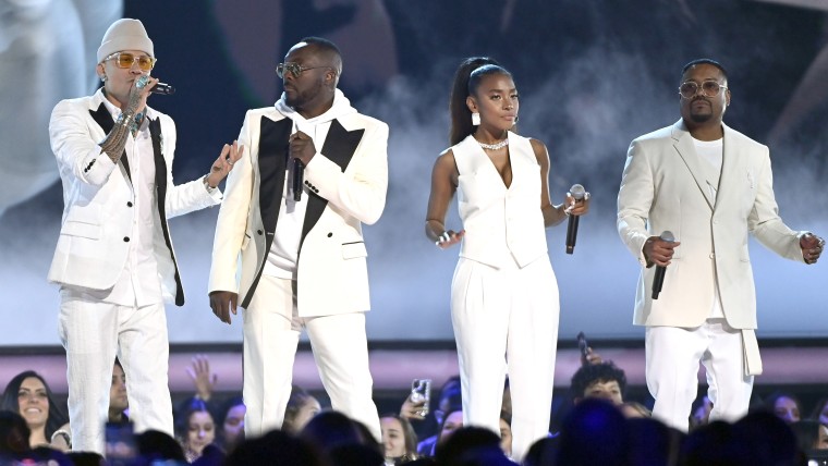 Black Eyed Peas cantan 'Where Is the Love?' en el escenario de los Latin American Music Awards 2022.