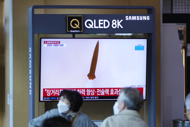 Una pantalla de televisión muestra un programa de noticias que informa sobre una prueba de disparo de un arma guiada táctica recientemente desarrollada, en una estación de tren en Seúl, Corea del Sur, el domingo.