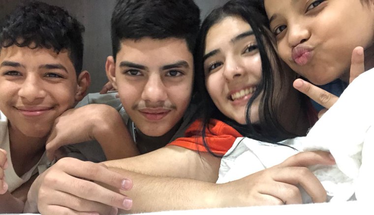 Cristopher Alvarado (segundo por la izquierda) se tomó esta selfie junto con su hermana y dos primos, con quienes intentó cruzar la frontera.