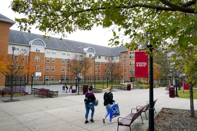 Estudiantes caminan por el campus de la Universidad de Pennsylvania.