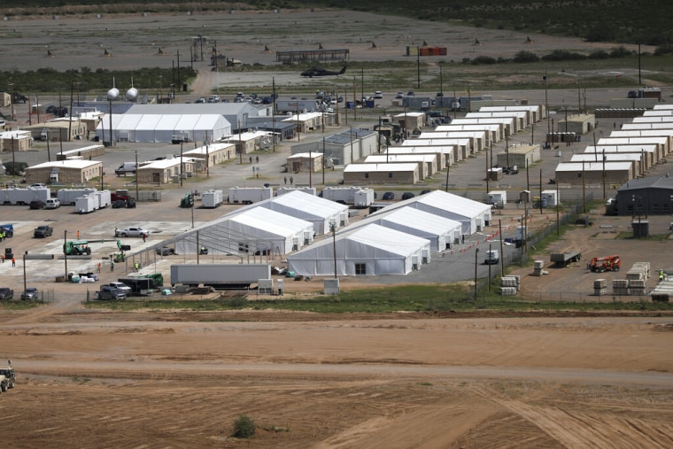 Carpas para albergar migrantes en  Fort Hill, Texas.