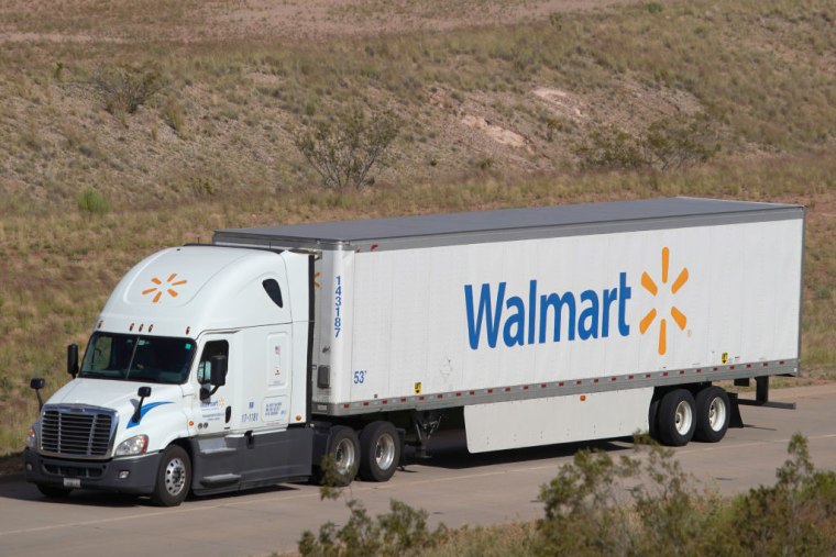 Un camión camión entra en un centro de distribución regional de Walmart en Utah.