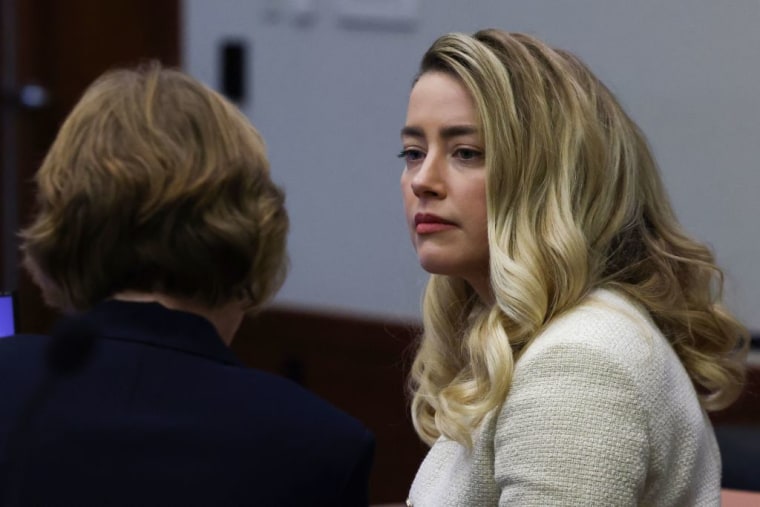 La actriz Amber Heard asiste al juicio por difamación contra ella en el Tribunal de Circuito del Condado de Fairfax, en Fairfax, Virginia, el 20 de abril de 2022