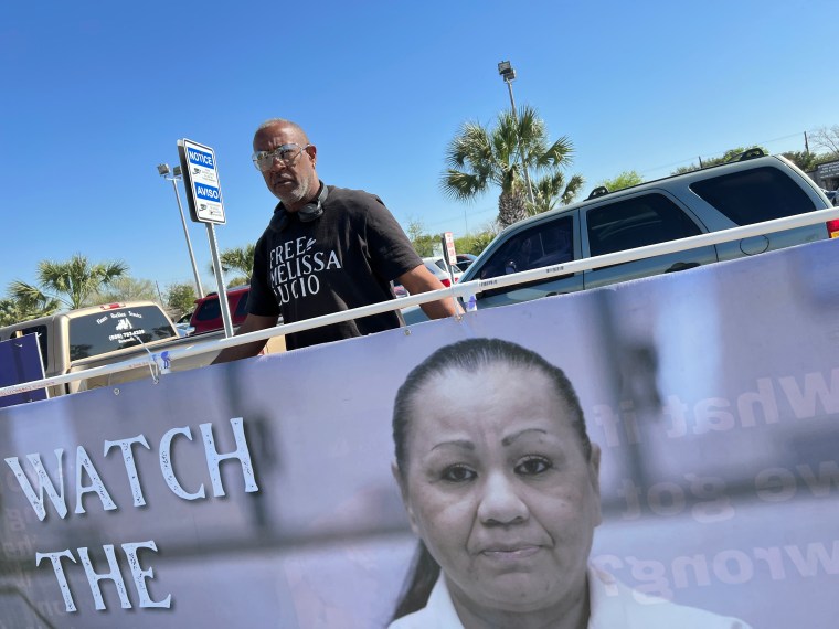 El activista Abraham Bonowitz carga una pancarta a favor de Melissa Lucio en Brownsville, Texas. Está ayudando a la familia Lucio para hacer presión y lograr que se pause la ejecución.