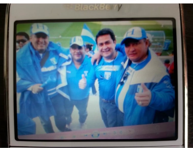 De izquierda a derecha, Ricardo Álvarez Arias, exalcalde de Tegucigalpa, un hombre sin identificar, Juan Orlando Hernández y Miguel Arnulfo Valle Valle durante un partido de la selección hondureña en el Mundial de Sudáfrica, en 2010.