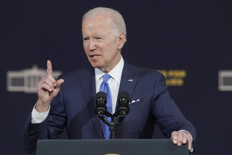 El presidente Joe Biden ofrece un discurso el 22 de abril de 2022, en el Green River College de Auburn, Washington.