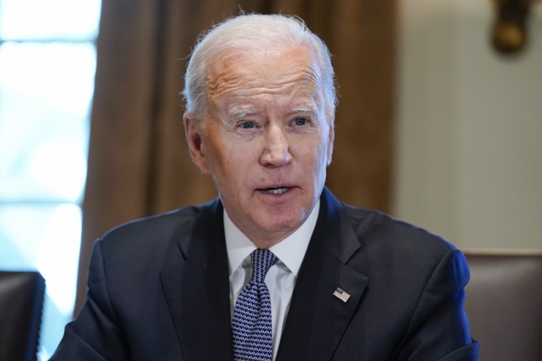 El presidente Joe Biden habla durante una reunión con líderes militares en la Sala del Gabinete de la Casa Blanca, el miércoles 20 de abril de 2022, en Washington.