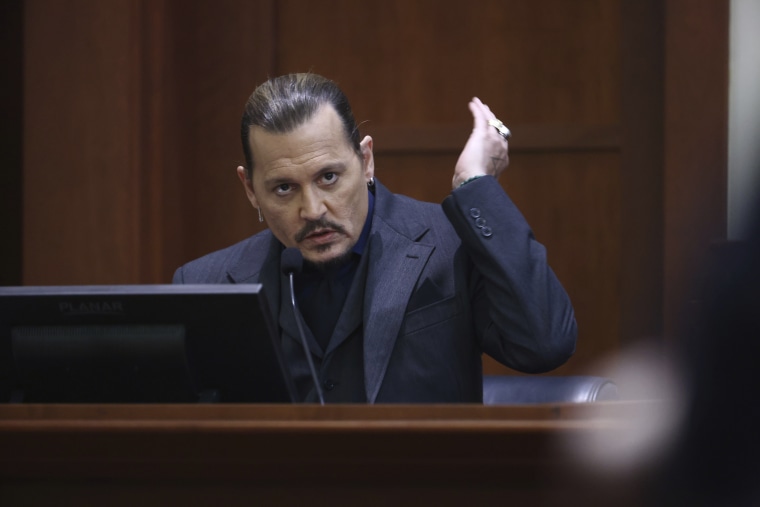 El actor Johnny Depp testifica en el Tribunal de Circuito del Condado de Fairfax, Virginia, el jueves 21 de abril de 2022.