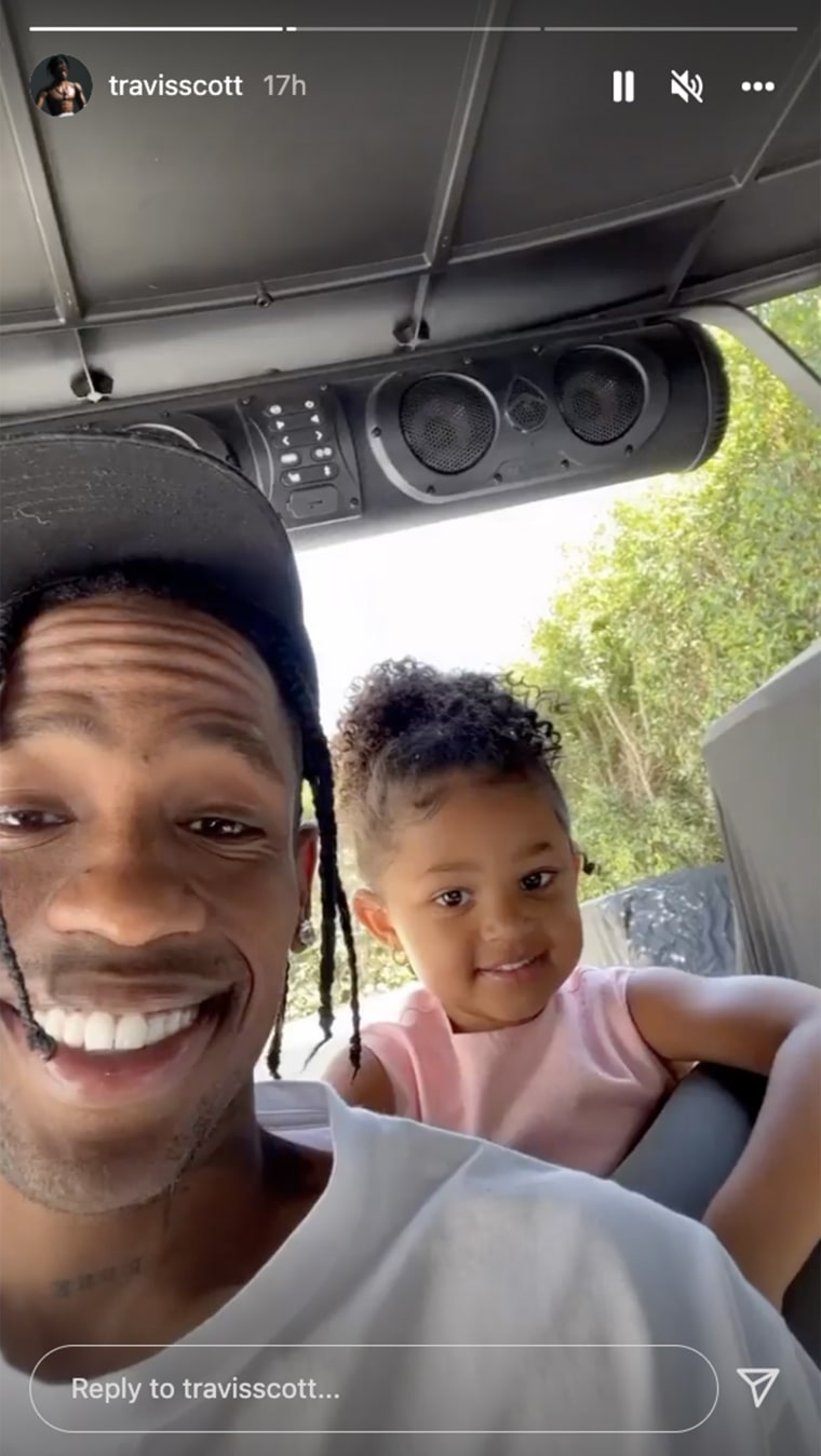 Dad and daughter shared a sweet Easter moment.