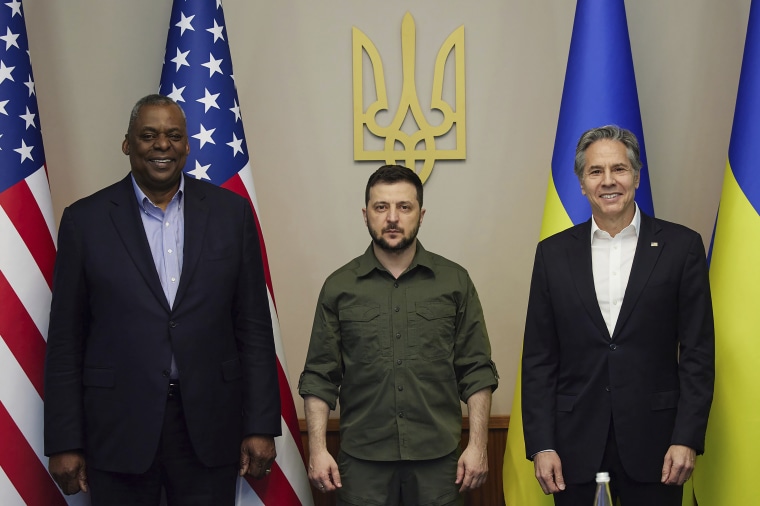 De izquierda a derecha: el secretario de Defensa de Estados Unidos, Lloyd Austin, el presidente de Ucrania, Volodymyr Zelenskyy, y el secretario de Estado de Estados Unidos, Antony Blinken, posan para una foto durante su reunión el domingo 24 de abril de 2022, en Kiev, Ucrania.