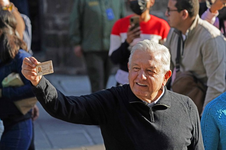 El presidente de México, Andrés Manuel López Obrador, después de votar en el referendo revocatorio de mandato.