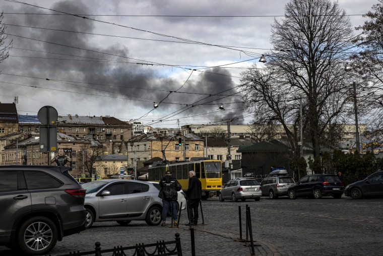 El humo se eleva después de que cinco ataques con misiles dirigidos impactaran en Lviv, Ucrania, el 18 de abril de 2022.
