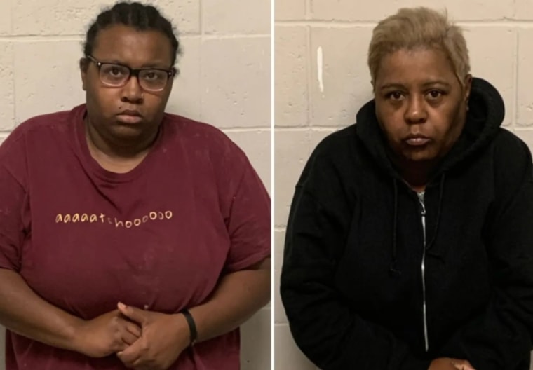 La madre, Kadjah Record, (izquierda) y la abuela. Roxanne Record, (derecha) fueron acusadas de asesinato en primer grado, según la policía.