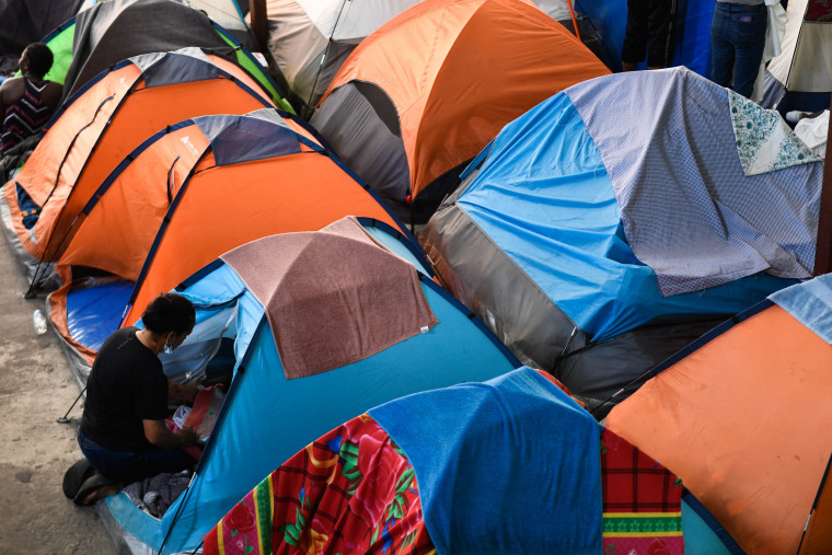 Familias de migrantes en tiendas de campaña en el refugio del Movimiento Juventud 2000 en Tijuana, estado de Baja California, México, el 9 de abril de 2022.