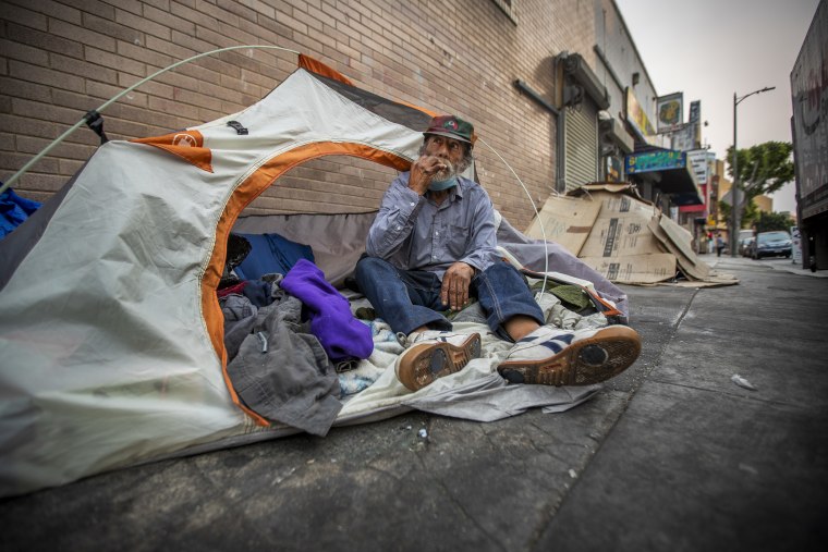 Bobby Rojas, de 70 años, que lleva cuatro años sin hogar, en una tienda de campaña en Los Ángeles, California, el jueves 23 de septiembre de 2021.