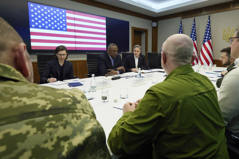 El secretario de Defensa de Estados Unidos, Lloyd Austin, en el centro, el secretario de Estado, Antony Blinken, en el centro a la derecha, y el presidente ucraniano, Volodymyr Zelenskyy, segundo por la derecha, asisten a su reunión, el domingo 24 de abril de 2022, en Kiev, Ucrania.