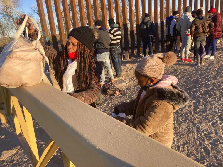 Una migrante cubana y su hija esperan a ser procesadas por la Patrulla Fronteriza en Yuma, Arizona.