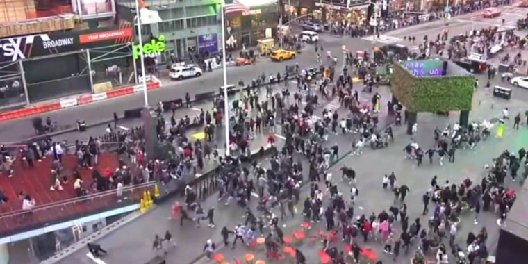 Las personas corren al escuchar una explosión en una alcantarilla en Times Square.