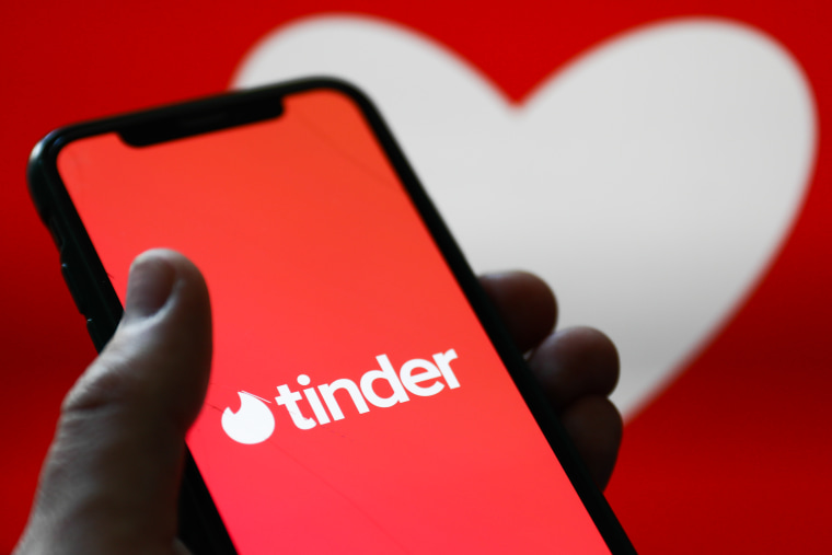El logotipo de Tinder en la pantalla de un celular.